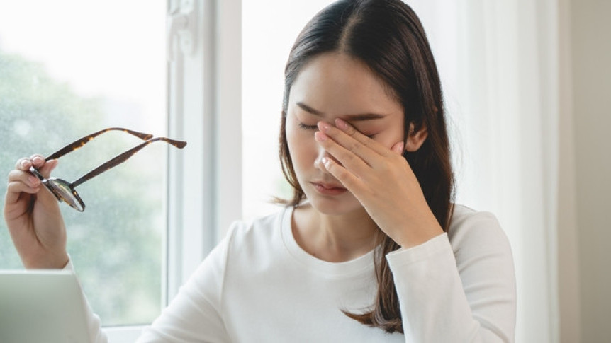 缩图 - 眼痛警号不容忽视或眼睛发炎？急性青光眼？低头族必做护眼「20-20-20法则」