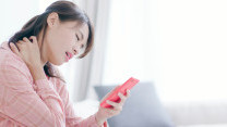 缩图 - 【颈椎退化】长期低头伤颈椎:手指麻木、头晕或神经受压警号 颈椎反弓可致步姿痉挛